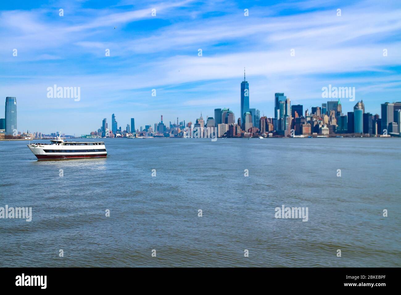 Panoramaficht auf Lower Manhattan, das New Yorker Flossenviertel mit dem One World Trade Center vom Boot aus gesehen. Stockfoto
