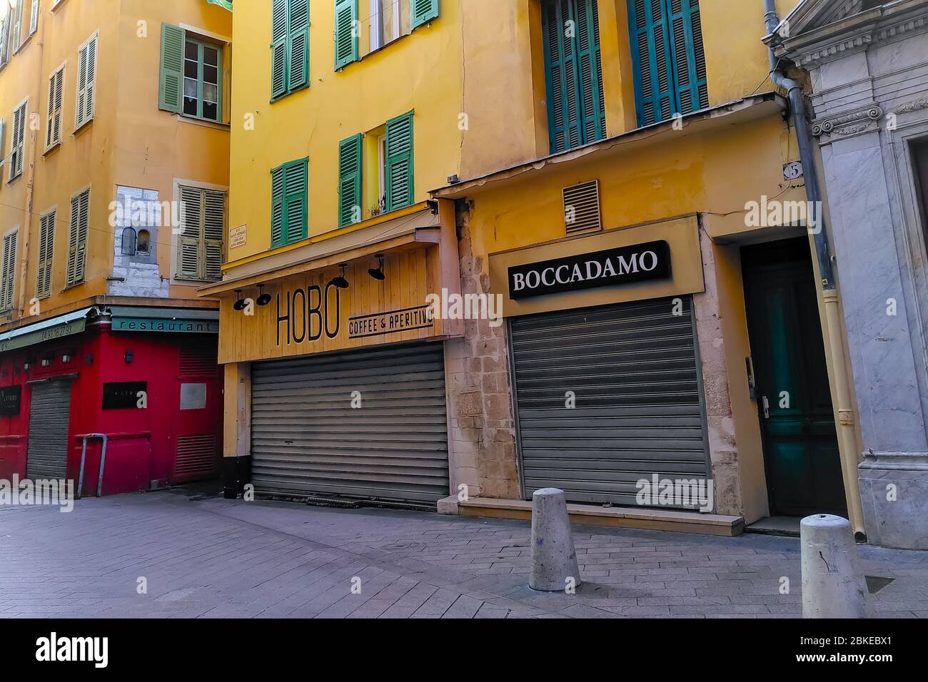 Geschlossene Geschäfte und Restaurants in bunten alten Gebäuden im historischen Zentrum von Nizza, französische Riviera, Südfrankreich. Stockfoto