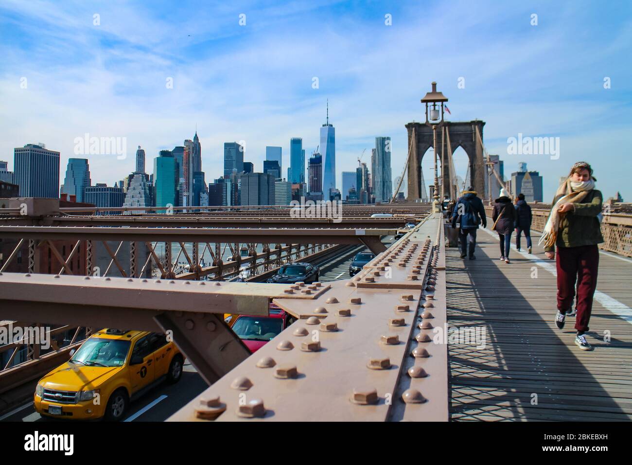 Überqueren Sie die Brooklyn Bridge mit Touristenbesichtigung und Blick auf die Skyline von Lower Manhattan mit dem One World Trade Center. Stockfoto