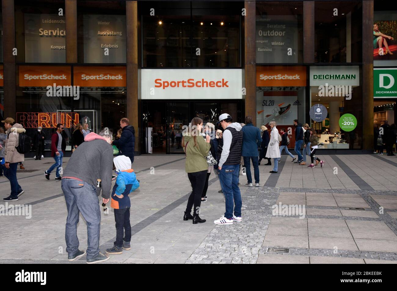Erste Einkäufe nach Eröffnung von Geschäften über 800 qm nach den Ausstiegsbeschränkungen der Corona in der Fußgängerzone Neuhauser Straße. München, 2. Mai 2020 Stockfoto