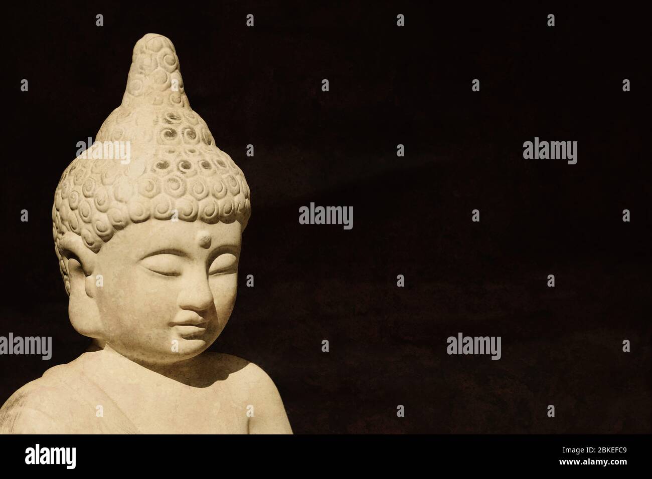 buddha Statue Kopf aus Stein - buddhismus Meditation Erleuchtung Religion Glaube und Spiritualität Konzept - schwarzer Hintergrund mit Kopie Raum Stockfoto