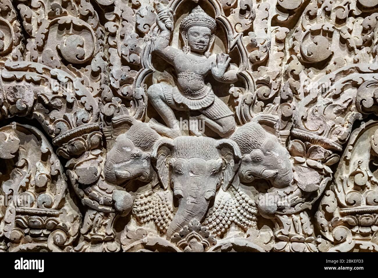 Indra reitet auf einem Elefanten, Flachrelief auf einem Türsturz aus Prasat Sralao, Angkor Periode 10. Jahrhundert, Kambodscha Stockfoto