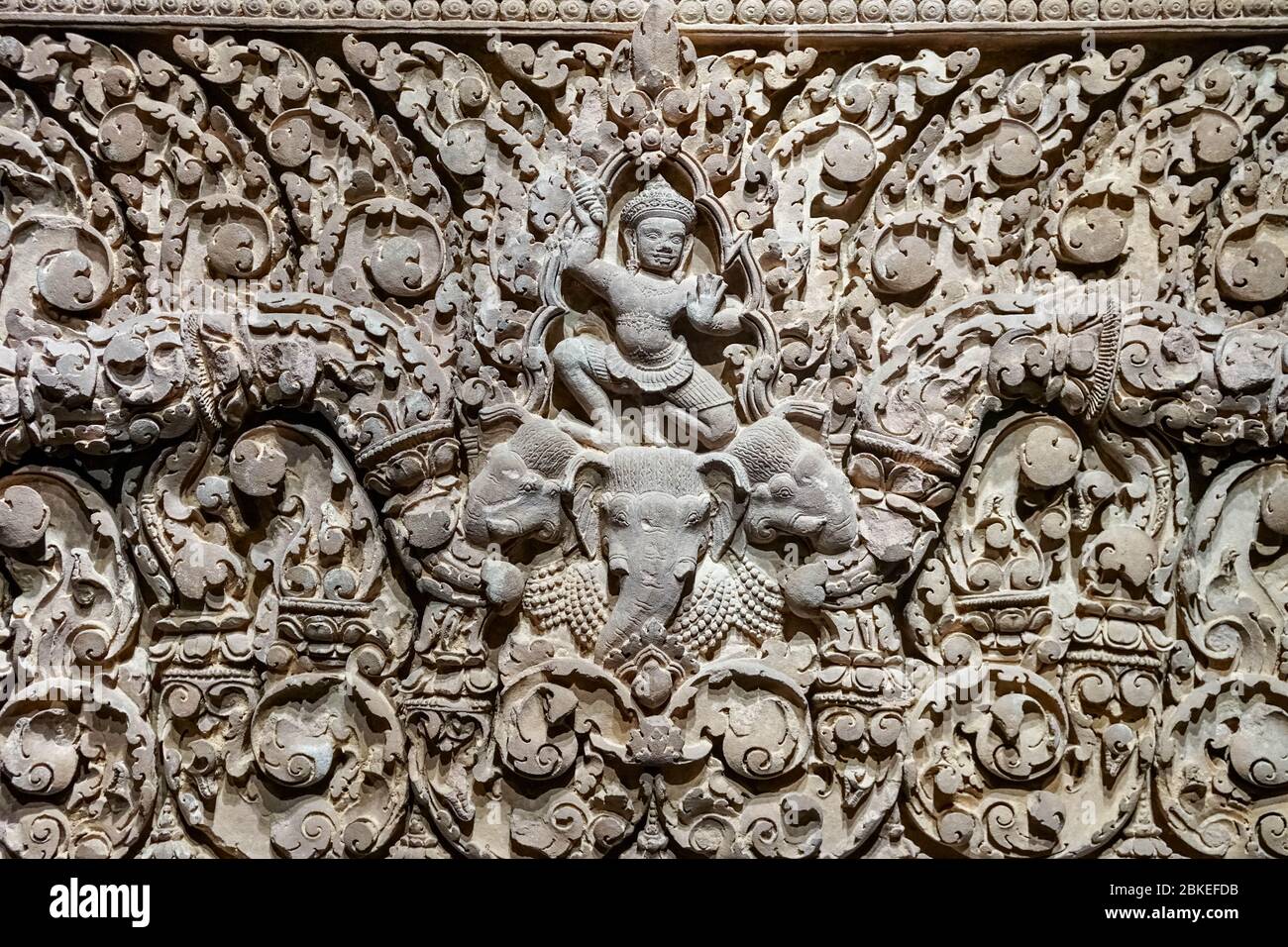 Indra reitet auf einem Elefanten, Flachrelief auf einem Türsturz aus Prasat Sralao, Angkor Periode 10. Jahrhundert, Kambodscha Stockfoto