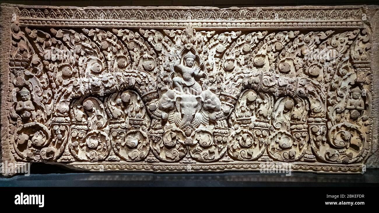 Indra reitet auf einem Elefanten, Flachrelief auf einem Türsturz aus Prasat Sralao, Angkor Periode 10. Jahrhundert, Kambodscha Stockfoto