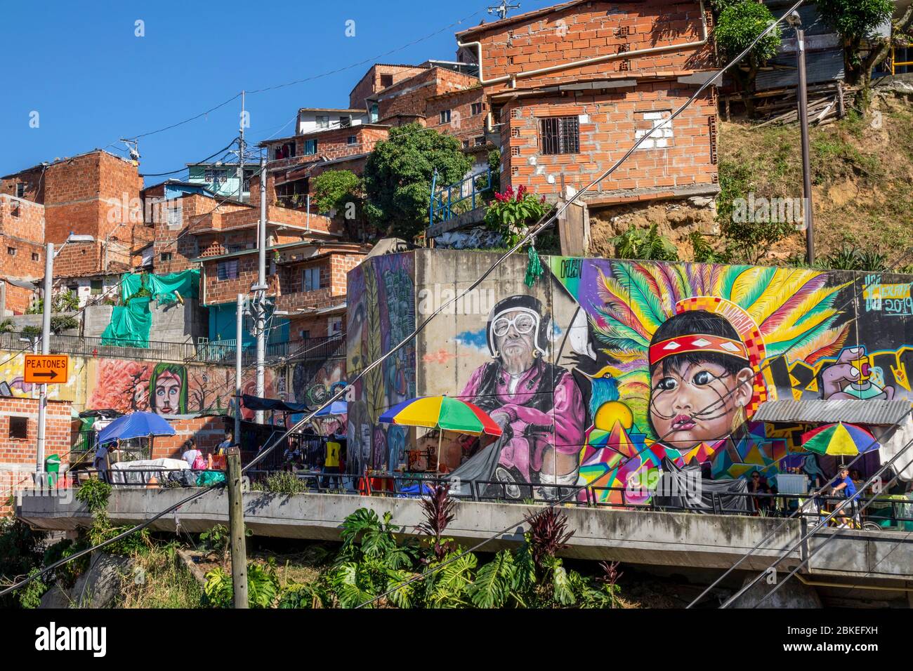 Medellin - Kolumbien - 10. Januar 2020: Blick auf eine arme Nachbarschaft mit Graffiti in den Hügeln oberhalb von Medellin, Kolumbien Stockfoto