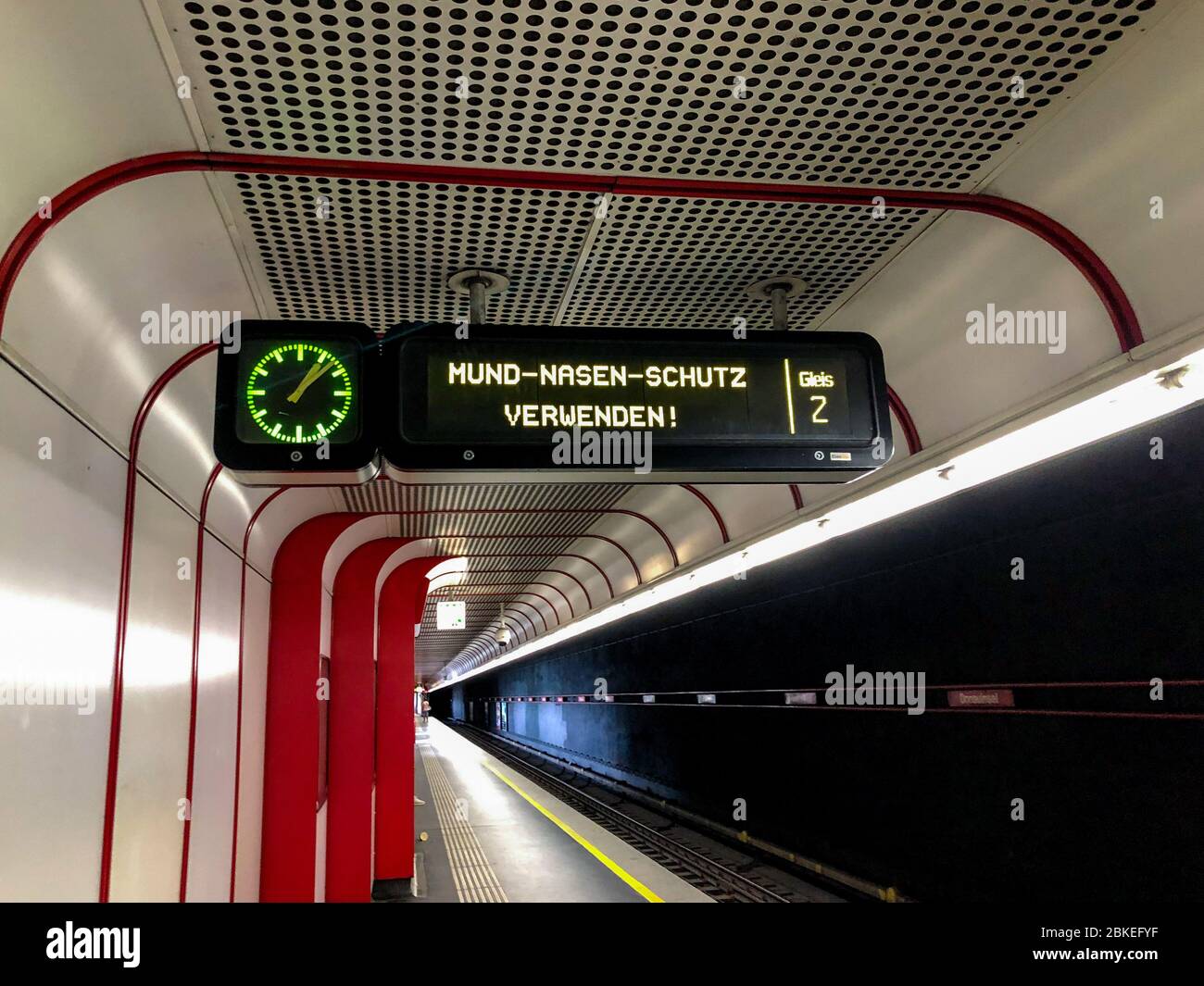 Wien, Österreich. 30. April 2020. Informatives Schild in der U-Bahn-Station, um den Passagier daran zu erinnern, eine medizinische Maske zu tragen. Stockfoto