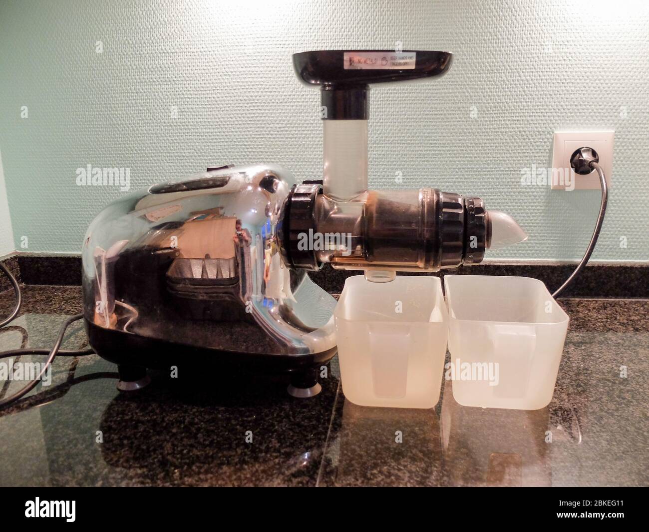 Karottensaftvorbereitung mit dem Saftextraktor Stockfoto