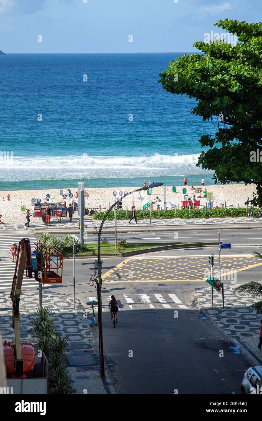 Ipanema Strand von der Straße in Rio de Janeiro, Brasilien Stockfoto