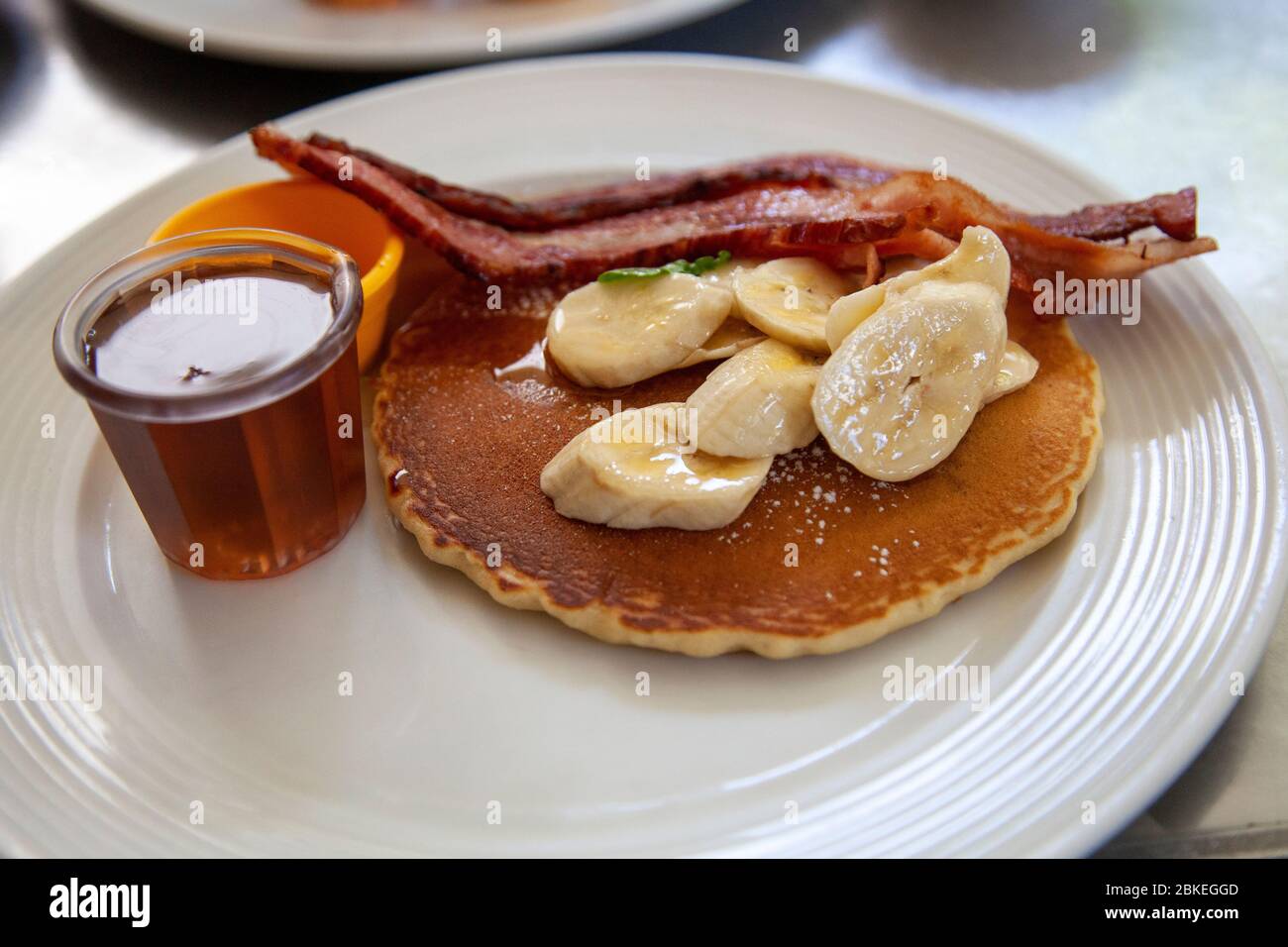 Pfannkuchen mit Banane und Speck im Gringo Cafe - Ipanema, Rio de Janeiro - Brasilien Stockfoto