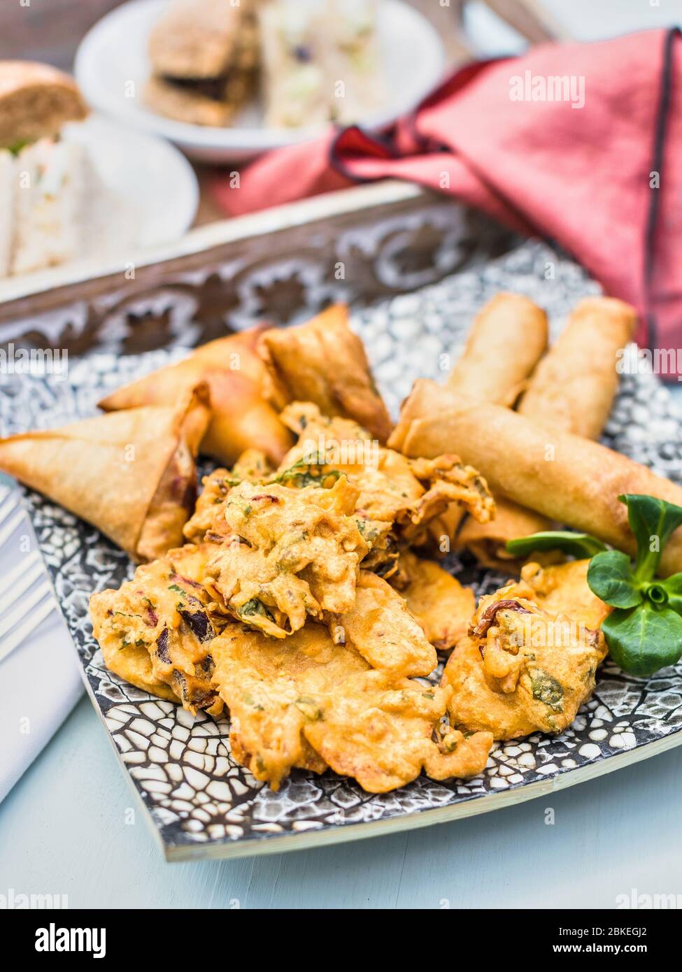 Indische Küche, indische Küche. Pakora Samosa und Frühlingsrollen traditionelle indische gebratene Snacks, Vorspeise auf einem Gericht serviert. Authentische asiatische Küche. Reisen Stockfoto