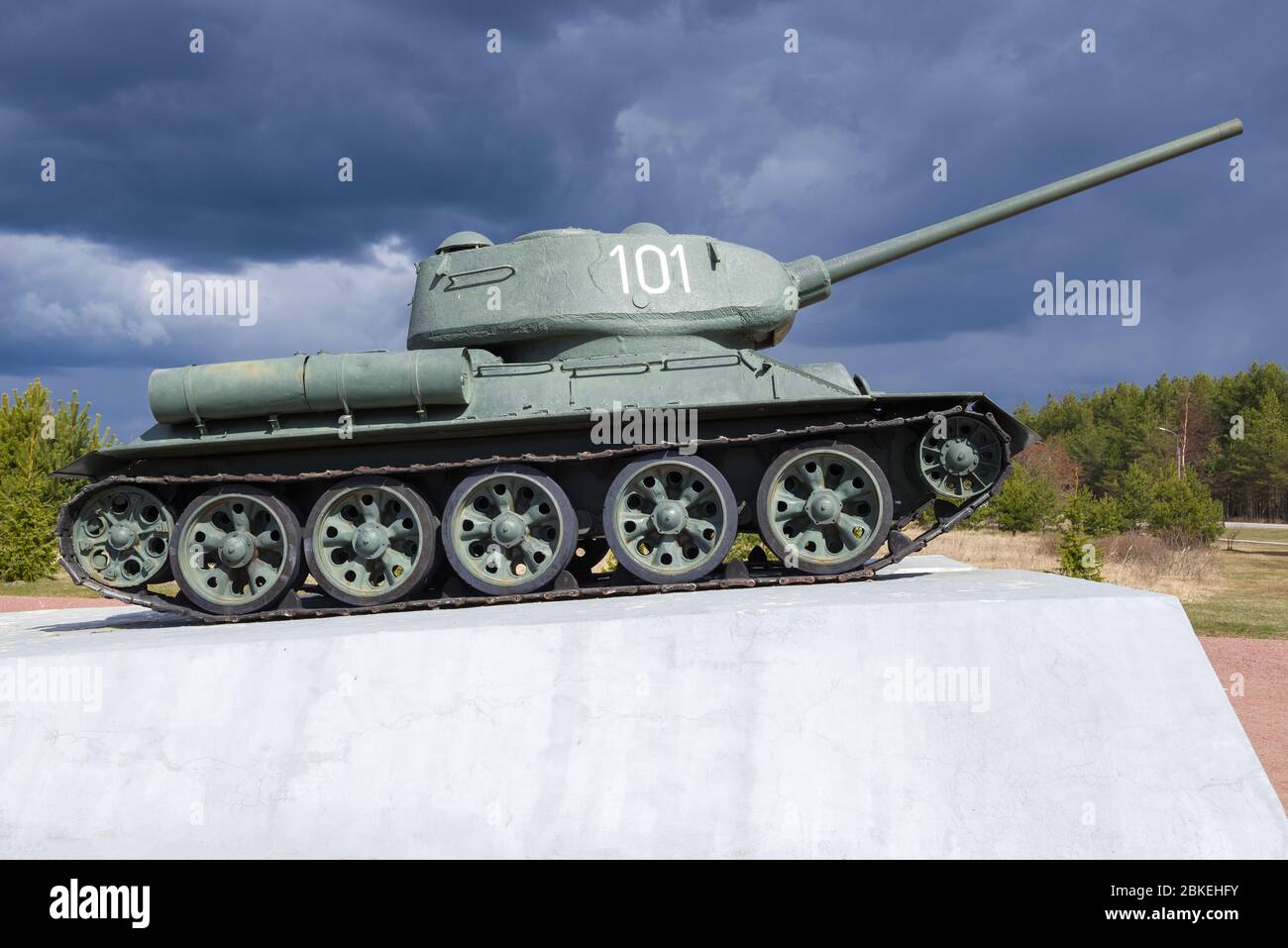 KIROVSK, RUSSLAND - 26. APRIL 2020: Panzerdenkmal T-34-85 am Newski-Patch unter stürmischem Himmel am Aprilnachmittag Stockfoto