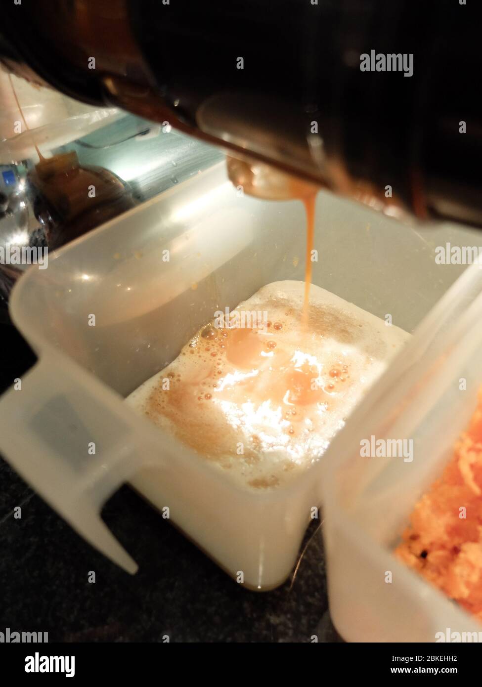 Karottensaftvorbereitung mit dem Saftextraktor Stockfoto