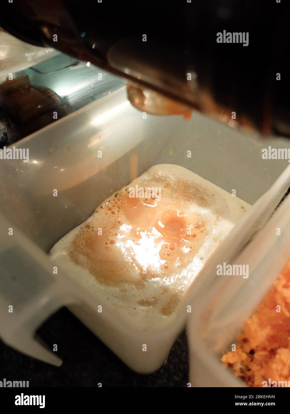 Karottensaftvorbereitung mit dem Saftextraktor Stockfoto