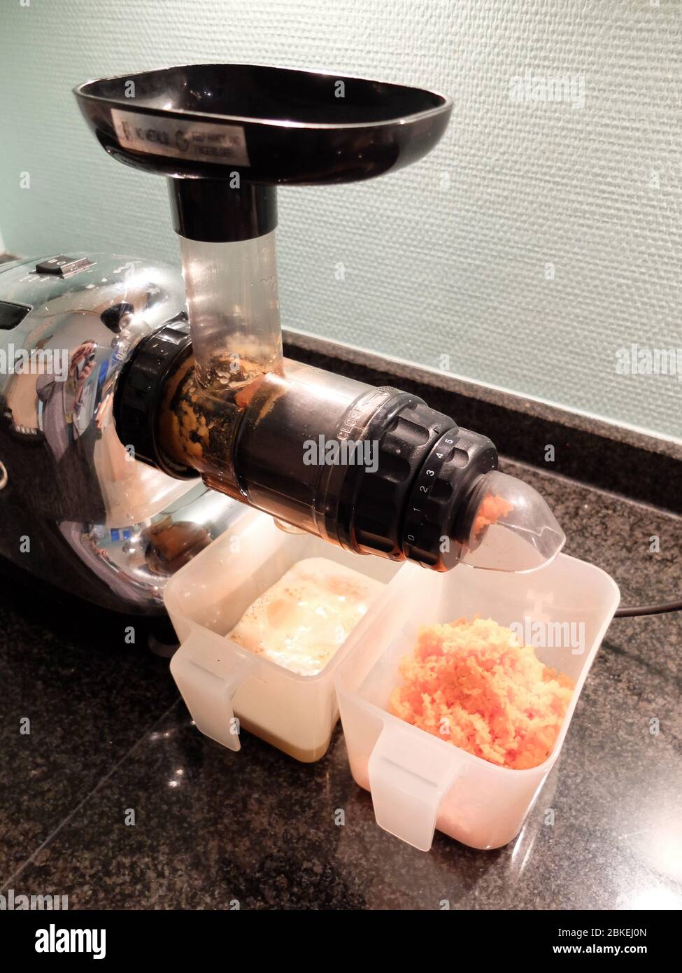 Karottensaftvorbereitung mit dem Saftextraktor Stockfoto