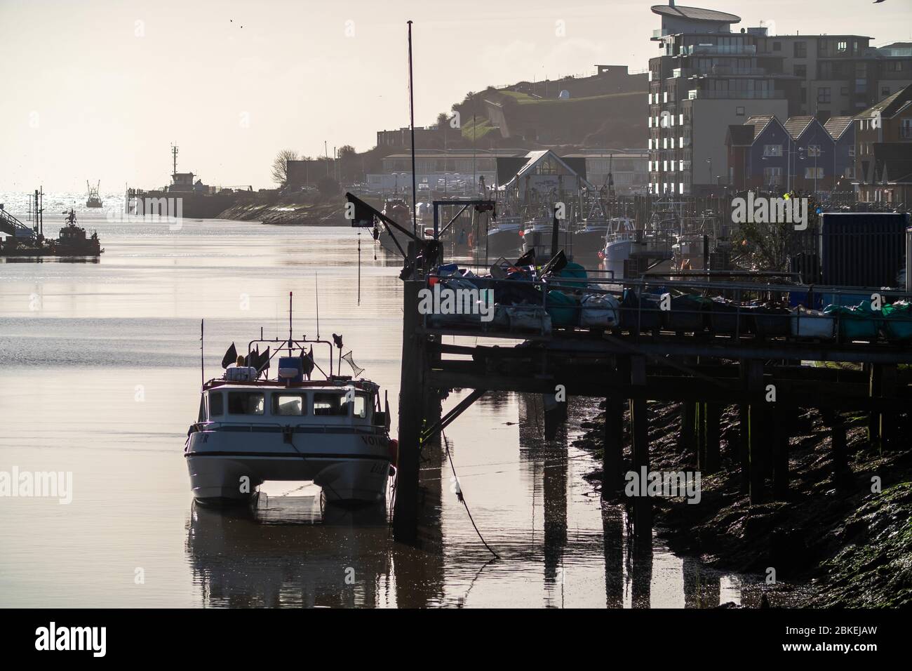 Boote entlang Newhaven West Quay, East Sussex. GROSSBRITANNIEN Stockfoto