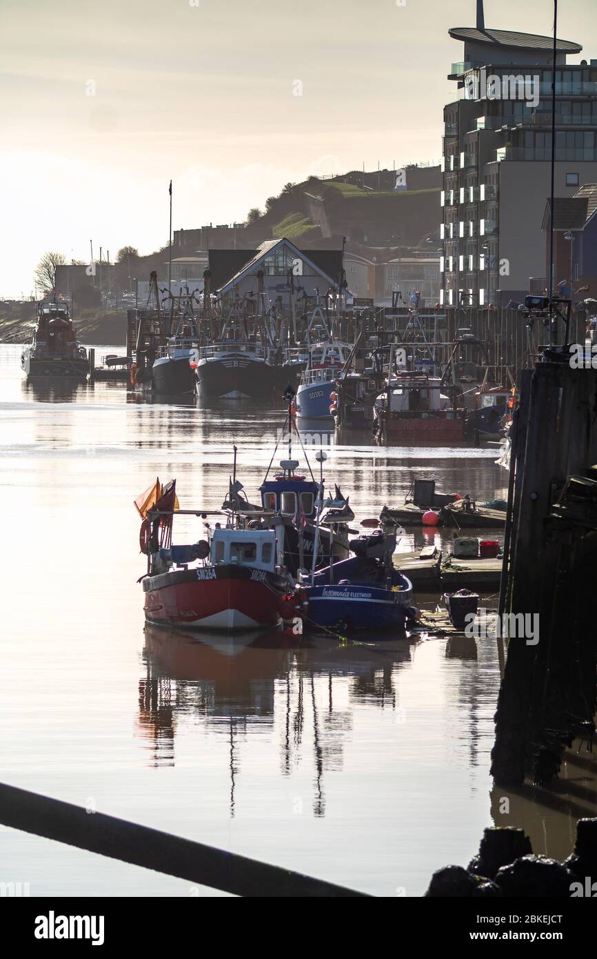Boote entlang Newhaven West Quay, East Sussex. GROSSBRITANNIEN Stockfoto