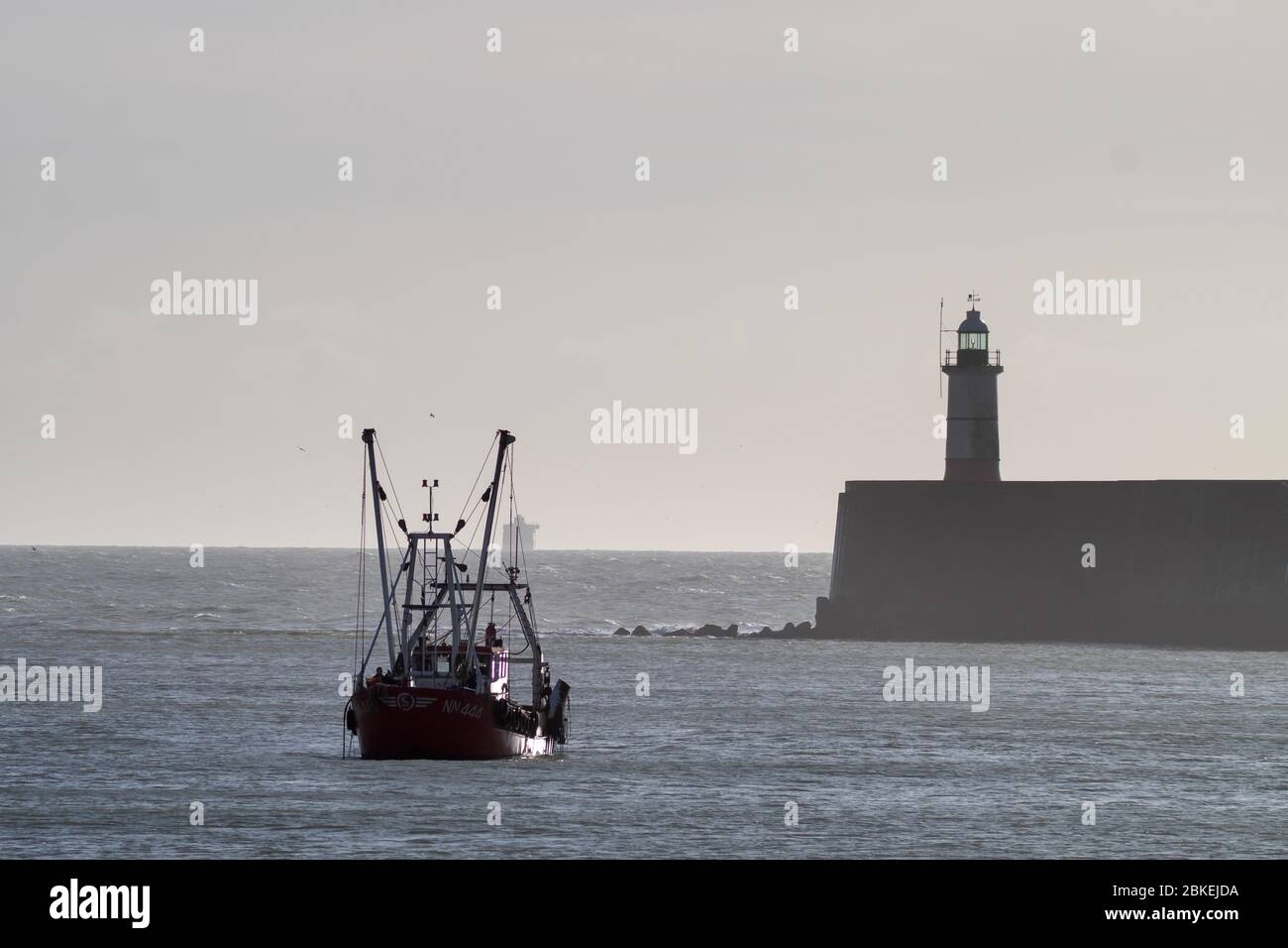 Kleines Fischerboot im Hafen von Newhaven Stockfoto