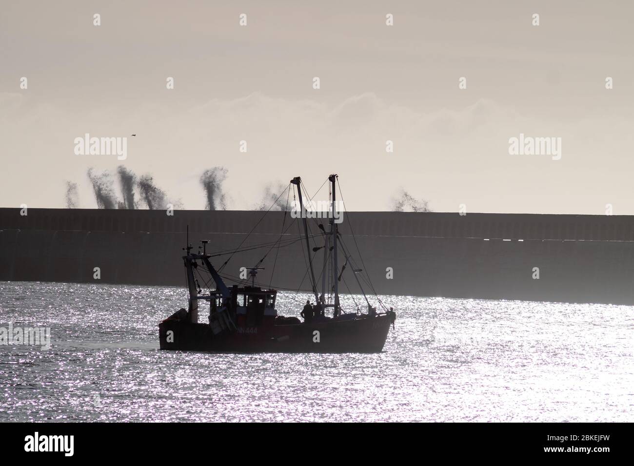 Kleines Fischerboot im Hafen von Newhaven Stockfoto