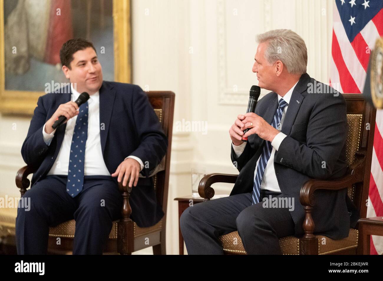 Der Sonderassistent des Präsidenten für Innovationspolitik und Initiativen Matt Lira spricht mit dem Minderheitsführer des Hauses Kevin McCarthy, R-Calif., Donnerstag, 11. Juli 2019, während des Presidential Social Media Summit im East Room des Weißen Hauses. Der Social Media Summit Stockfoto