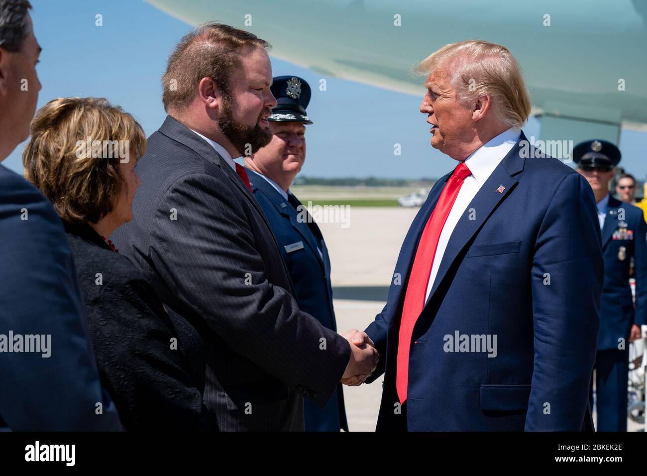 Am 12. Juli 2019 trifft Präsident Donald Trump an Bord der Air Force One auf dem General Mitchell International Airport in Milwaukee, Wisconsin, ein, wo er vom Staatsreporter Tyler August zu einem Besuch im Staat begrüßt wird. Stockfoto
