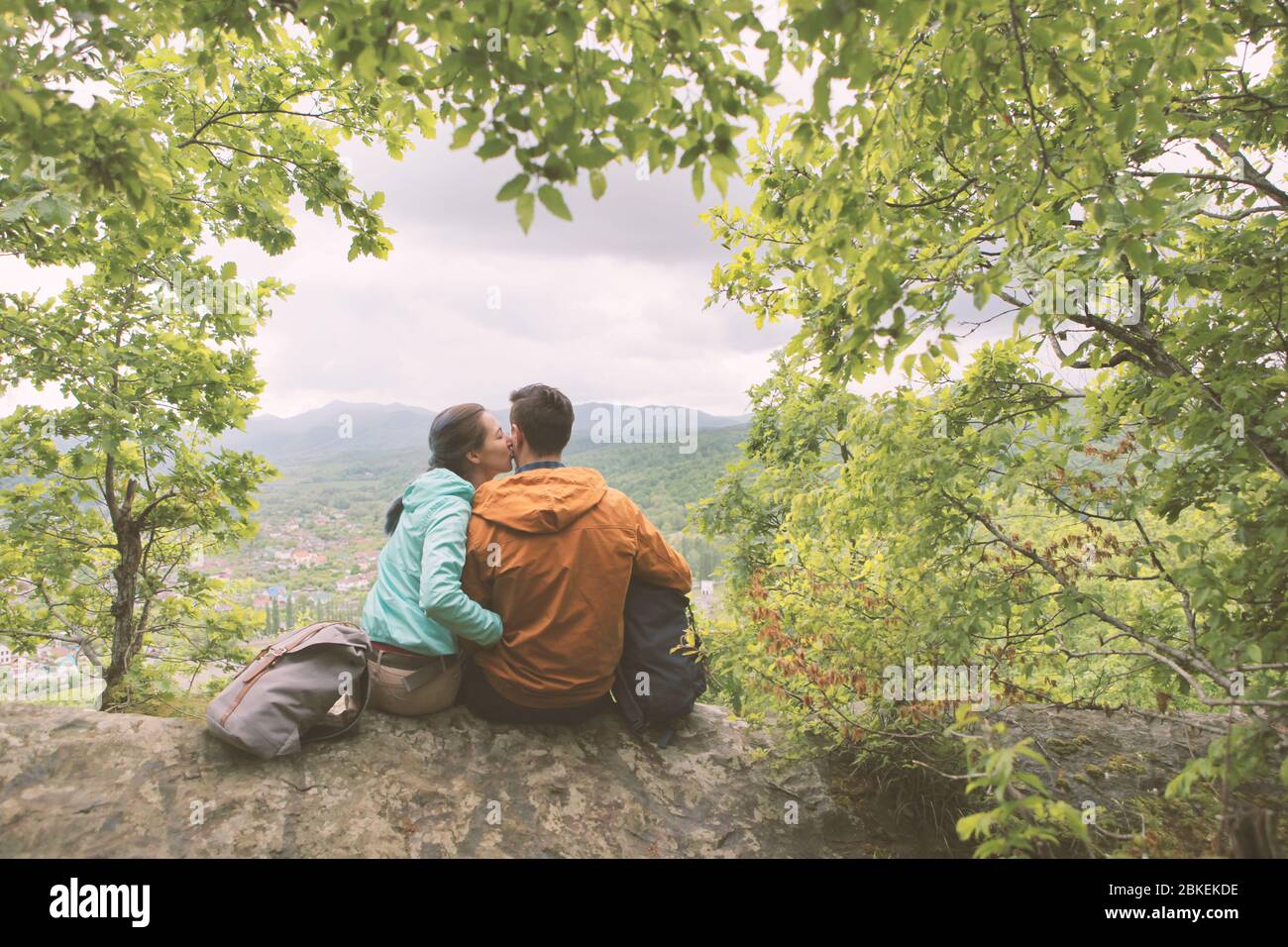 Junges Paar auf dem Berg ausruhen. Tonbild. Stockfoto