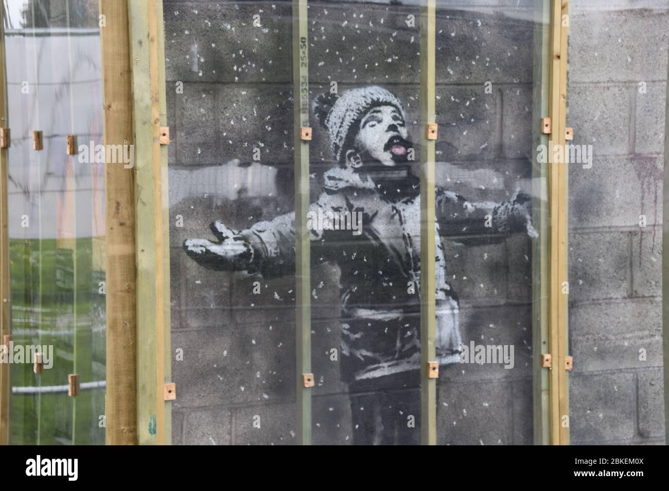 Ein Kunstwerk in einer Garage des Straßenkünstlers Banksy in Port Talbot, South Wales Stockfoto