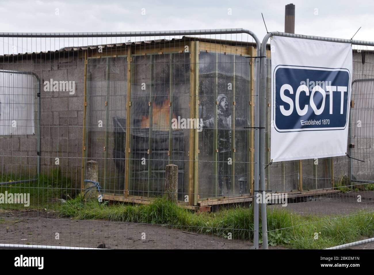 Ein Kunstwerk in einer Garage des Straßenkünstlers Banksy in Port Talbot, South Wales Stockfoto