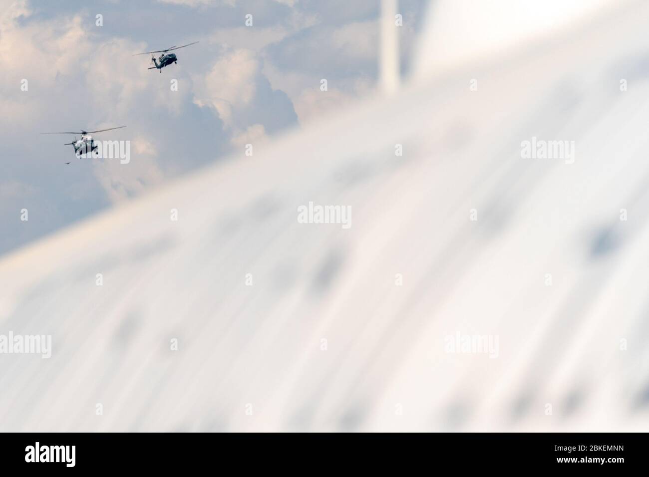 Am 2. August 2019 nähert sich Marine One mit Präsident Donald Trump mit einem Begleithubschrauber der Joint Base Andrews in Maryland. Dies markiert den Abgang von Präsident Trump nach New Jersey. Stockfoto