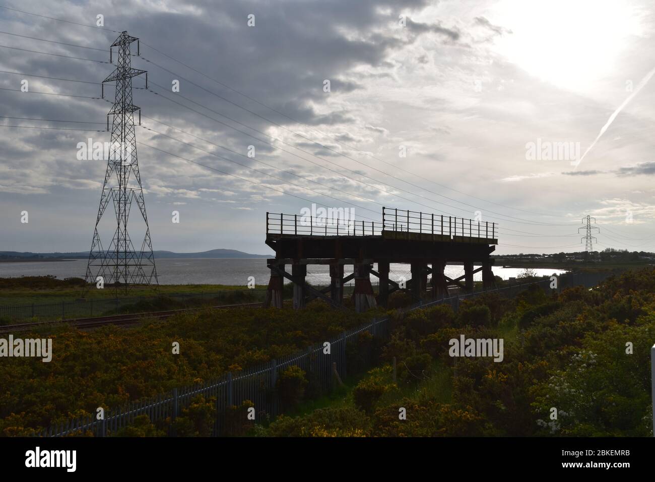 Der verbleibende Teil der Old Loughor Bridge in Llanelli, Wales. Foto aufgenommen am 6. Mai 2019 Stockfoto