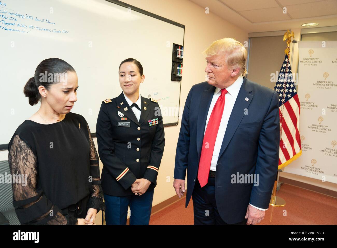 Präsident Donald J. Trump besucht am Mittwoch, 7. August 2019, ein wiederherzustellenden Schießeropfer und dessen Familienangehöriger im Universitätsklinikum von El Paso in El Paso, Texas. Präsident Trump und die First Lady in El Paso, Texas Stockfoto