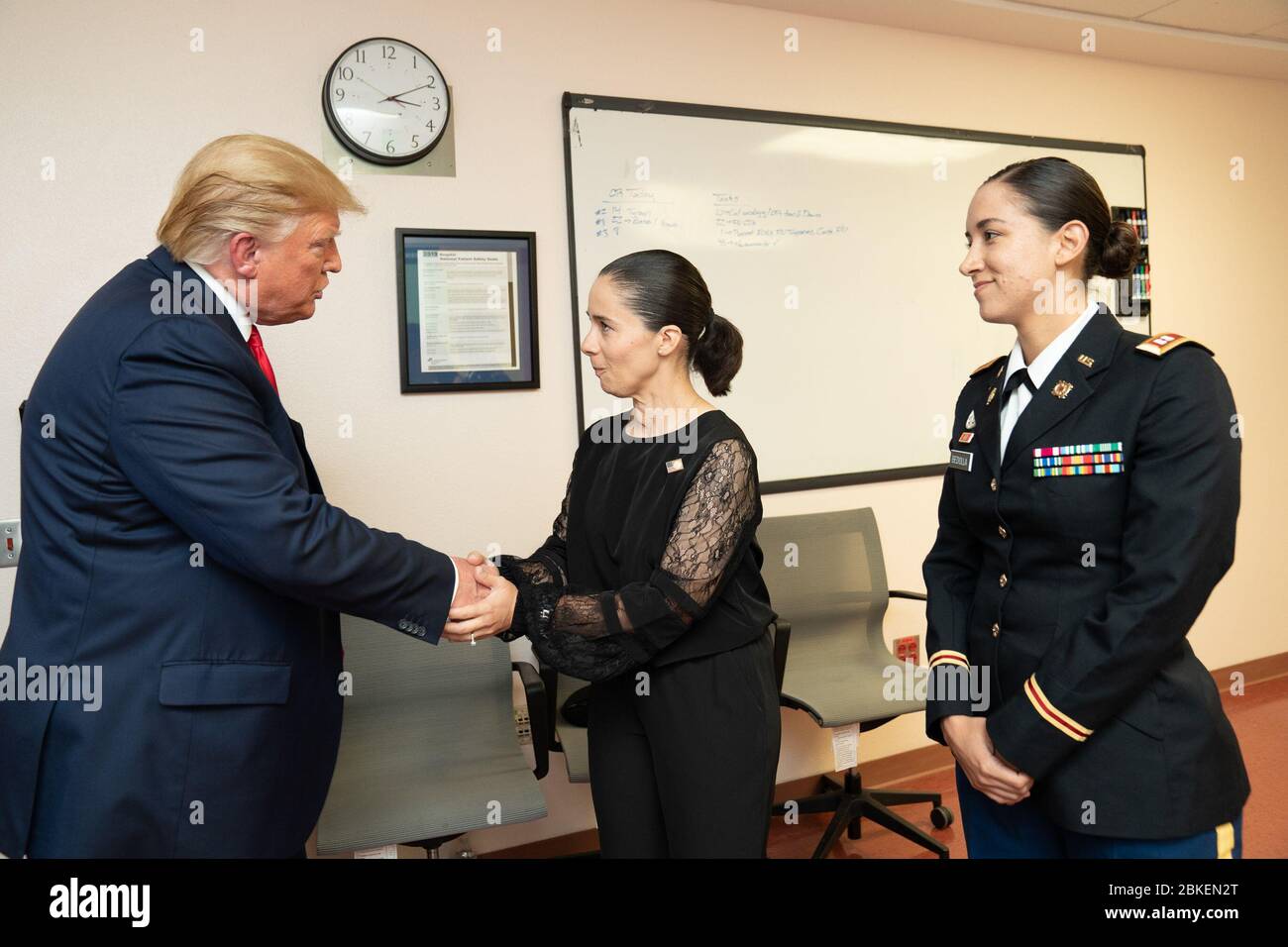 Präsident Donald J. Trump besucht am Mittwoch, 7. August 2019, ein wiederherzustellenden Schießeropfer und dessen Familienangehöriger im Universitätsklinikum von El Paso in El Paso, Texas. Präsident Trump und die First Lady in El Paso, Texas Stockfoto