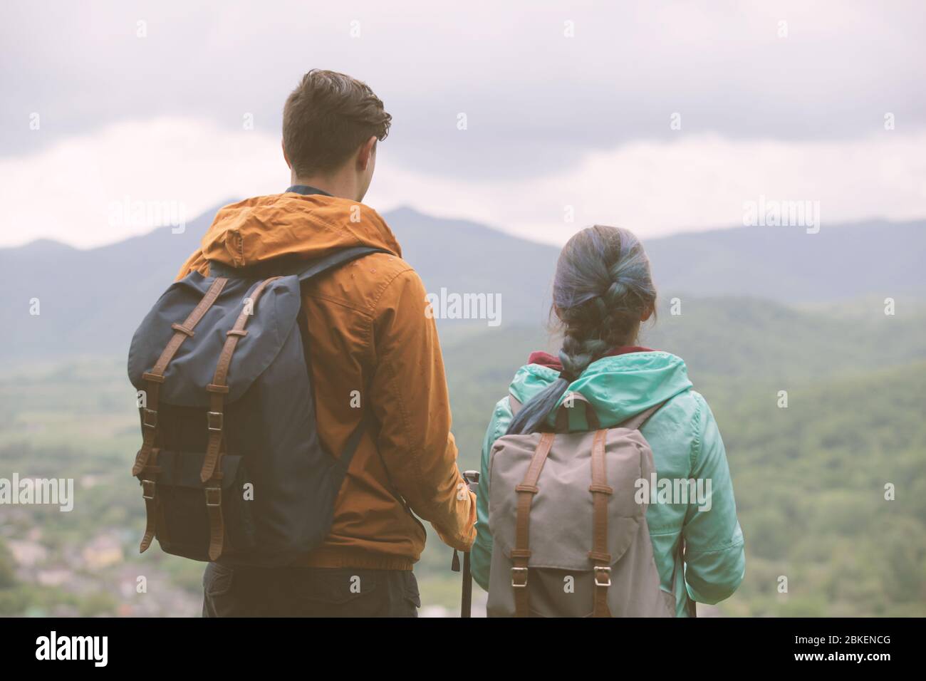 Junges Paar starrt in die Berge. Tonbild. Stockfoto