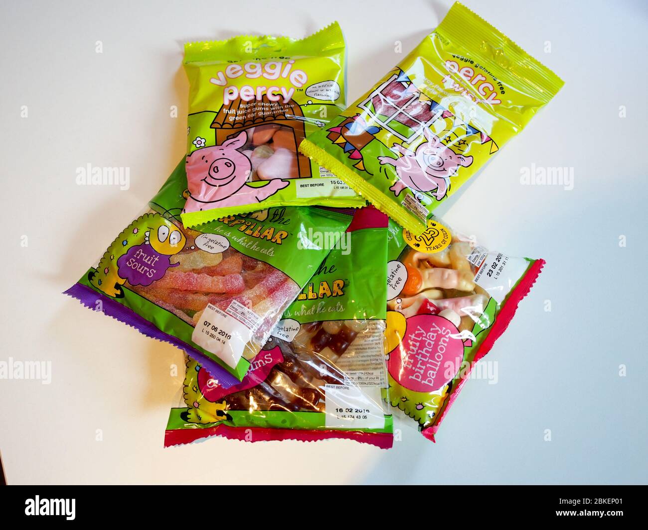 Veggie Soft GUM Candy ohne Gelatine aus Marks & Spencer's Food - Veggie Percy und Colin Caterpillar Stockfoto