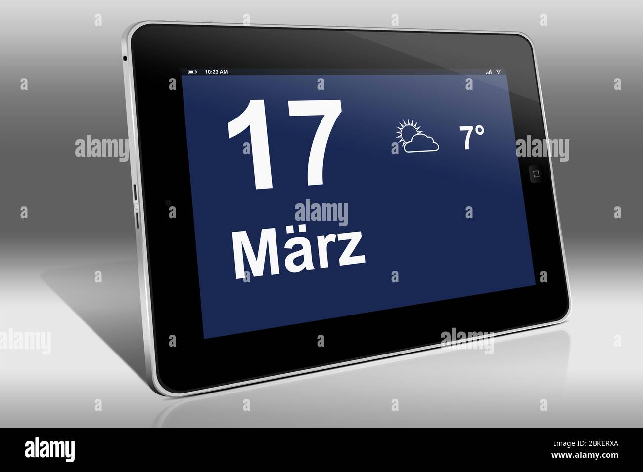 Ein Tablet-Computer zeigt einen Kalender in deutscher Sprache mit dem Datum 17. März an. Ein Tablet-Computer zeigt das Datum 17. März Stockfoto