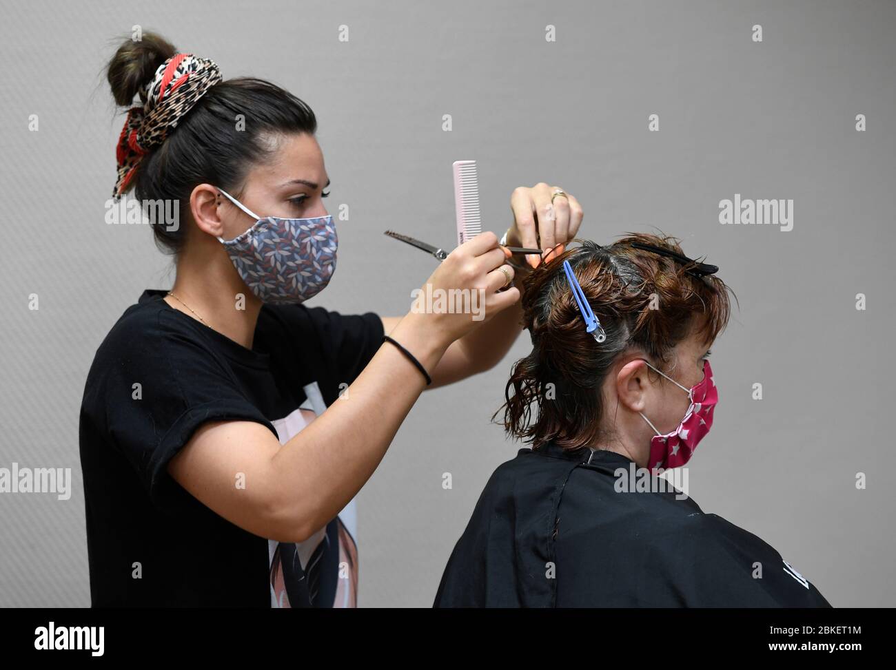Leverkusen, Deutschland. Mai 2020. Ein Friseur im Salon Norbert Migge schneidet einem Kunden die Haare. Ab dem 4. Mai 2020 können Friseure den Betrieb unter strengen Hygiene- und Sicherheitsstandards wieder aufnehmen. Quelle: Roberto Pfeil/dpa/Alamy Live News Stockfoto