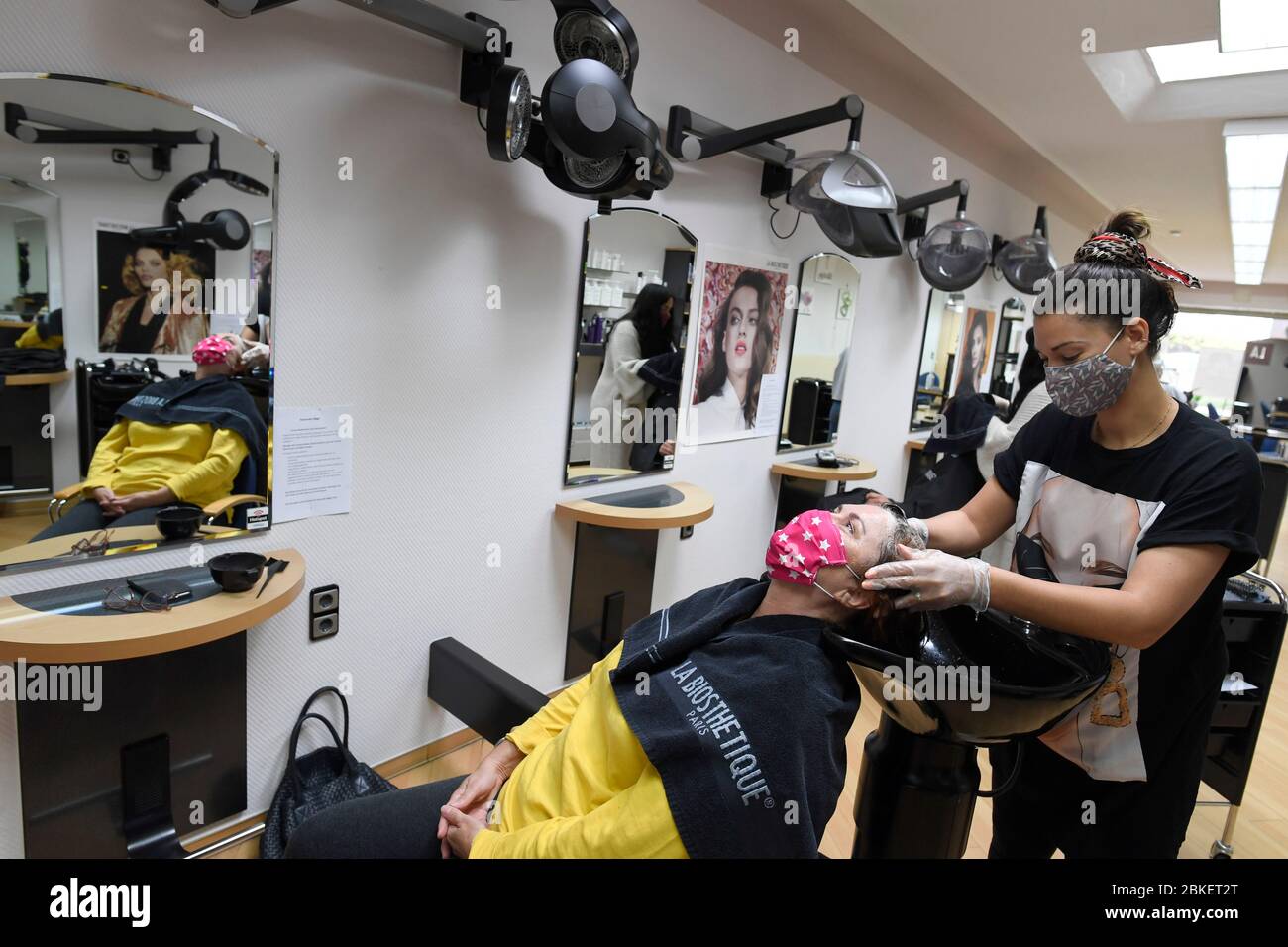 Leverkusen, Deutschland. Mai 2020. Ein Friseur im Salon Norbert Migge wäscht die Haare eines Kunden. Ab dem 4. Mai 2020 können Friseure den Betrieb unter strengen Hygiene- und Sicherheitsstandards wieder aufnehmen. Quelle: Roberto Pfeil/dpa/Alamy Live News Stockfoto