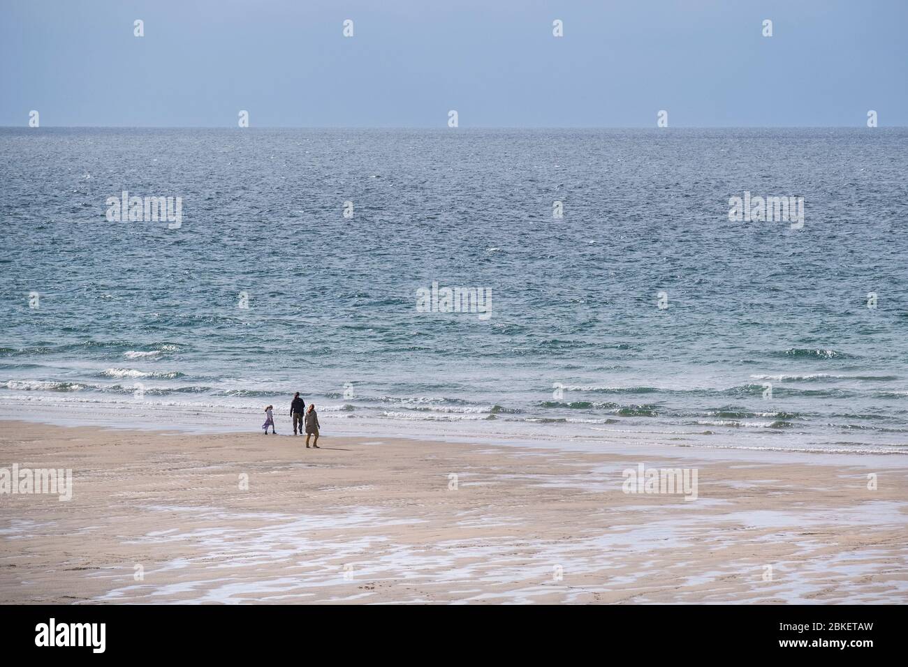 Aufgrund der Coronavirus Covid 19 Pandemie ist der normalerweise geschäftige Fistral Beach in Newquay in Cornwall nun praktisch leer. Stockfoto