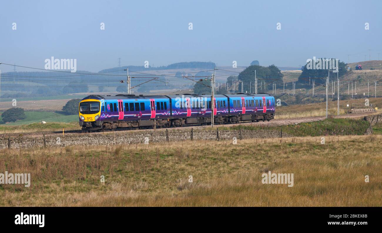 Erster TransPennine Express Siemens Desiro UK Dieselzug der Baureihe 185 185126 vorbei an Scout Green auf der Westküstenlinie in Cumbria Stockfoto