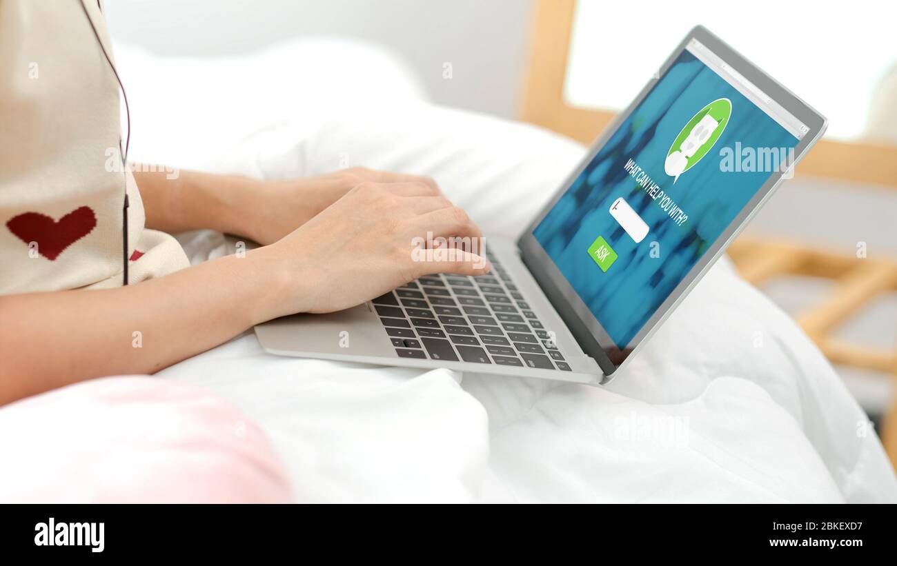 Nahaufnahme Hand der Frau fragen Chat bot-Funktion in App auf Laptop-Bildschirm auf der Suche nach Kundensupport Online-Shopping-Shop mit Apps, digitales Marketing con Stockfoto