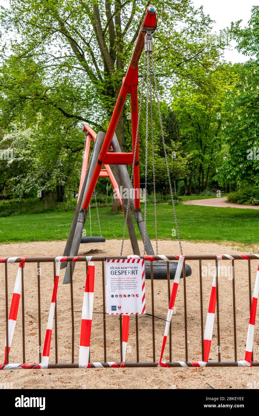 Grugaparkt, öffentlicher Stadtpark, geschlossener Spielplatz, Spielgeräte, Auswirkungen der Koronakrise in Essen, Deutschland, Stockfoto