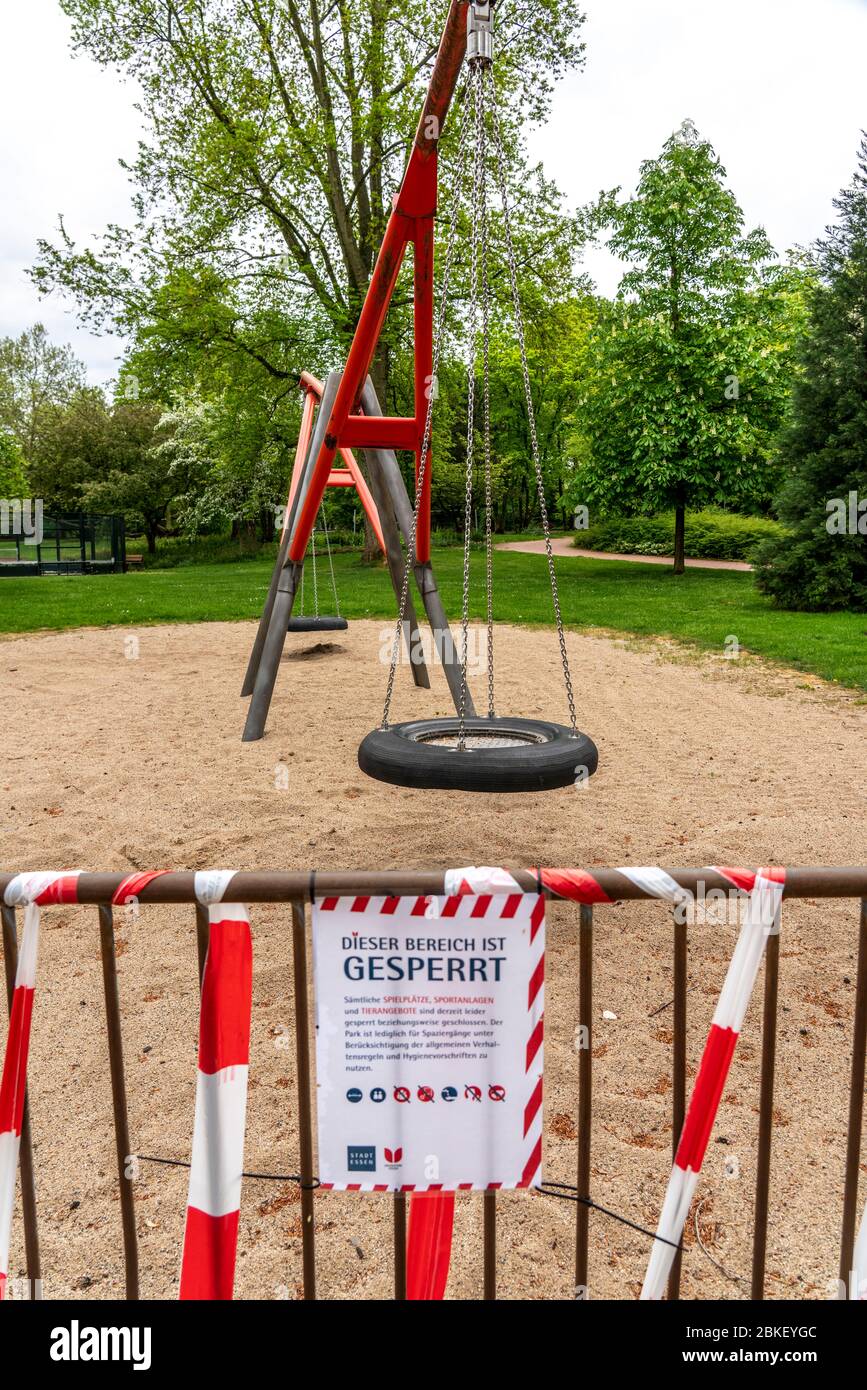 Grugaparkt, öffentlicher Stadtpark, geschlossener Spielplatz, Spielgeräte, Auswirkungen der Koronakrise in Essen, Deutschland, Stockfoto