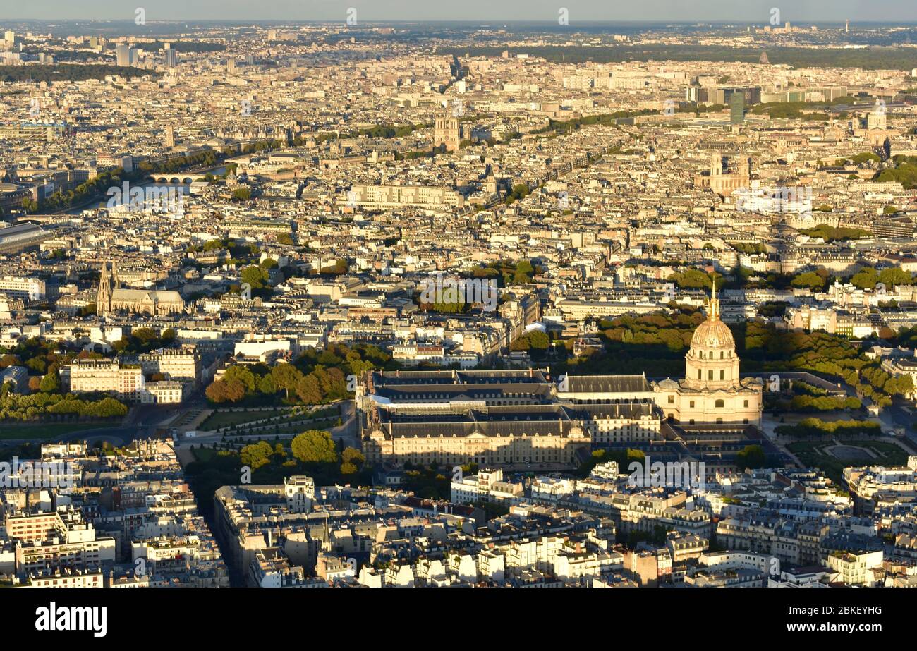 Pariser Stadtbild bei Sonnenuntergang vom Eiffelturm oder Eiffelturm. Paris, Frankreich. Stockfoto
