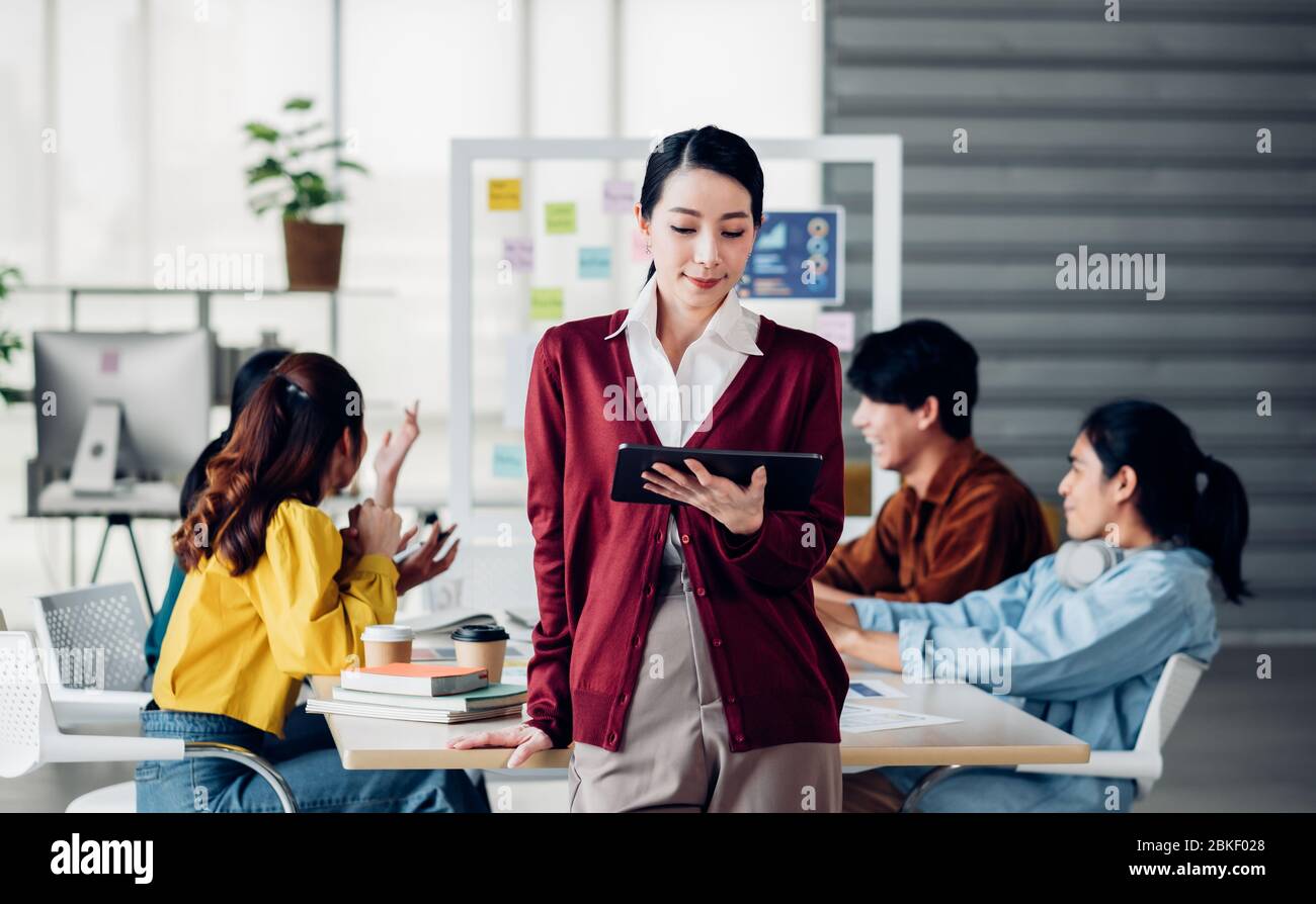 Creative Boss Verwenden Sie Tablet-Planungs-Arbeit, während ux-Entwickler und ui-Designer Brainstorming über mobile App Interface-Design auf Whiteboard in Meeting bei mod Stockfoto