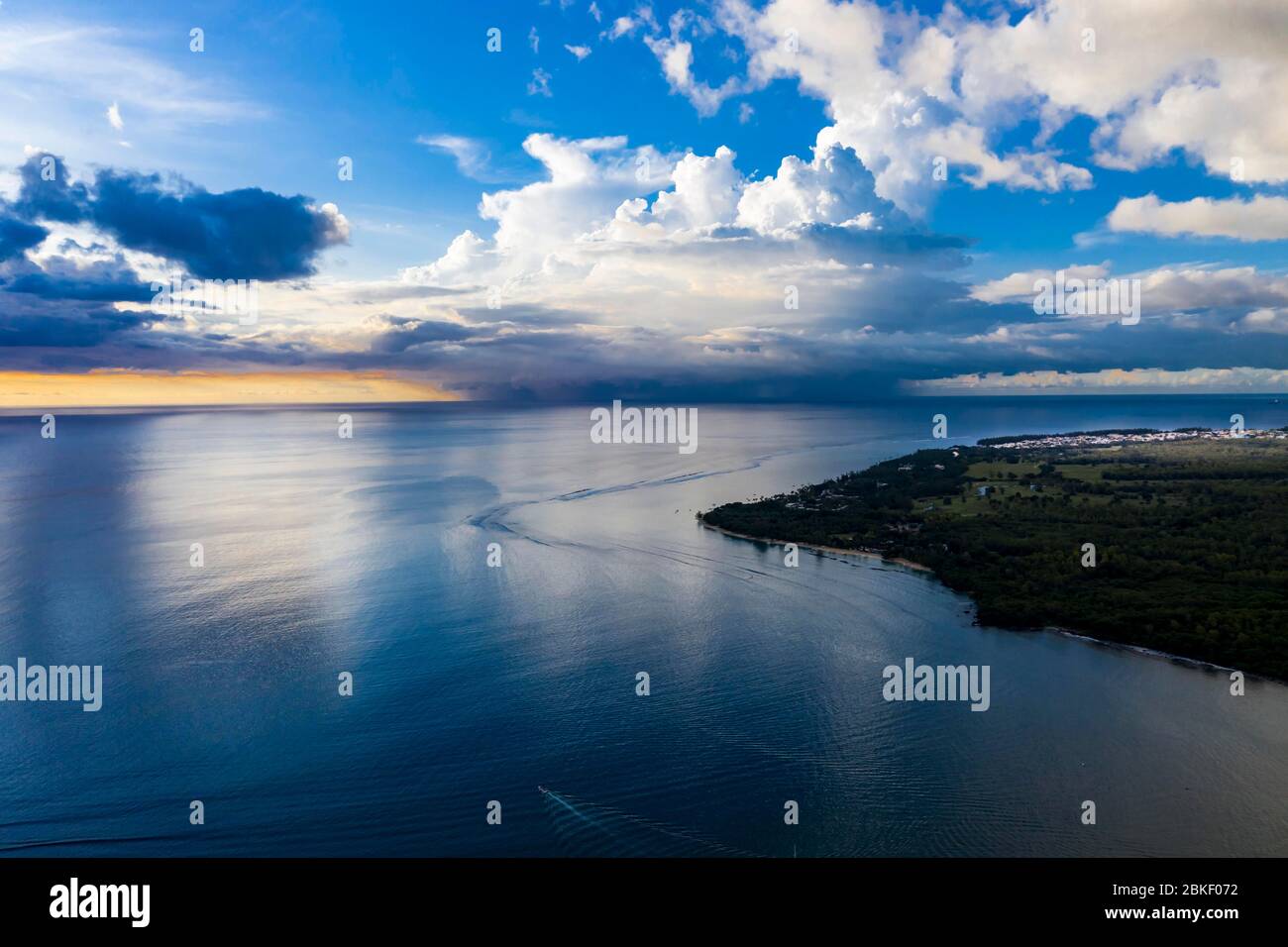 Luftaufnahme, Sonnenuntergang, Regenwolke über dem Meer am Horizont, Küste von Flic en Flac, Mauritius Stockfoto