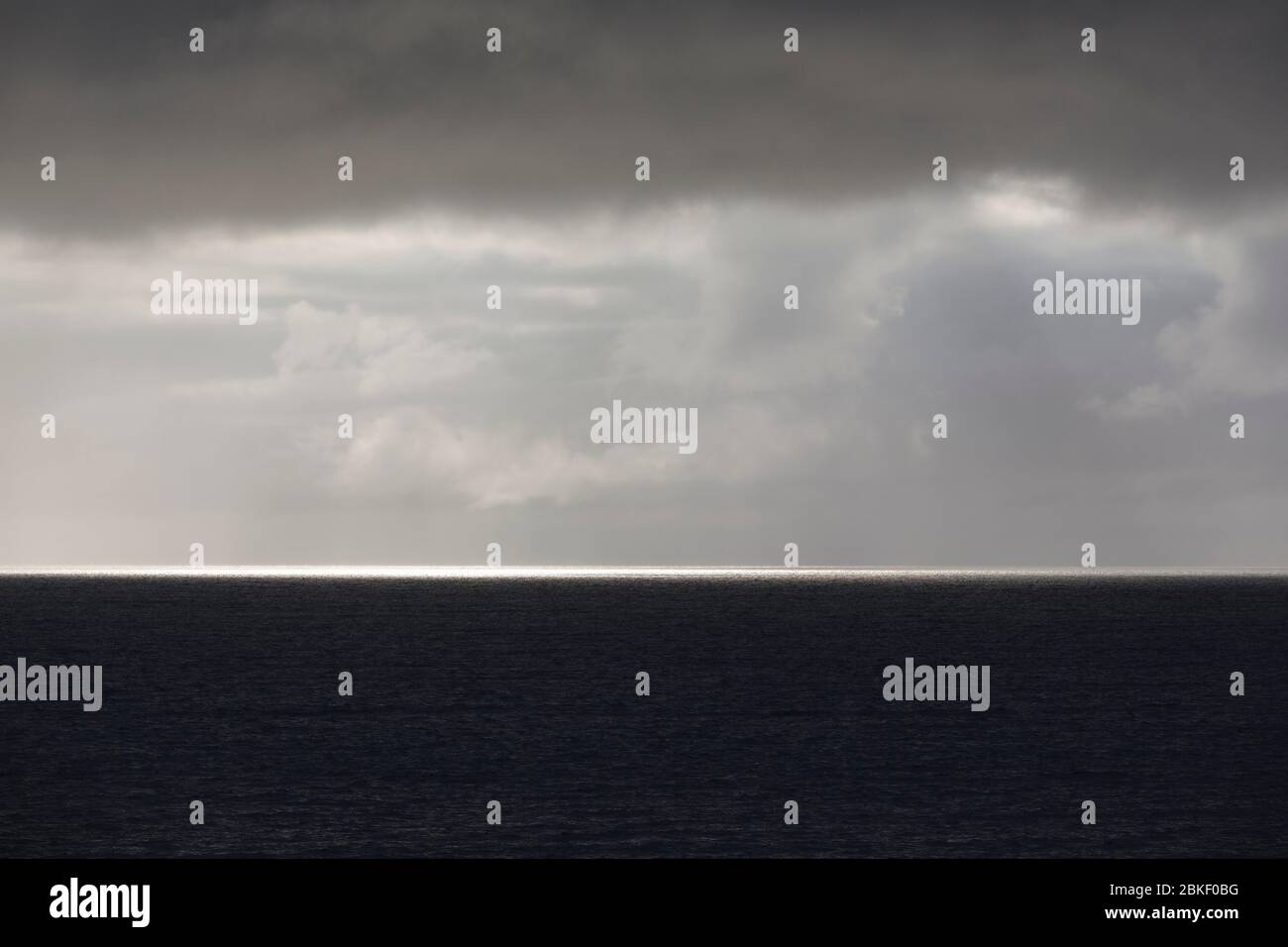 Sonnenstrahlen auf dem Meer, Gewitteratmosphäre, Isle of Harris, Schottland, Großbritannien Stockfoto