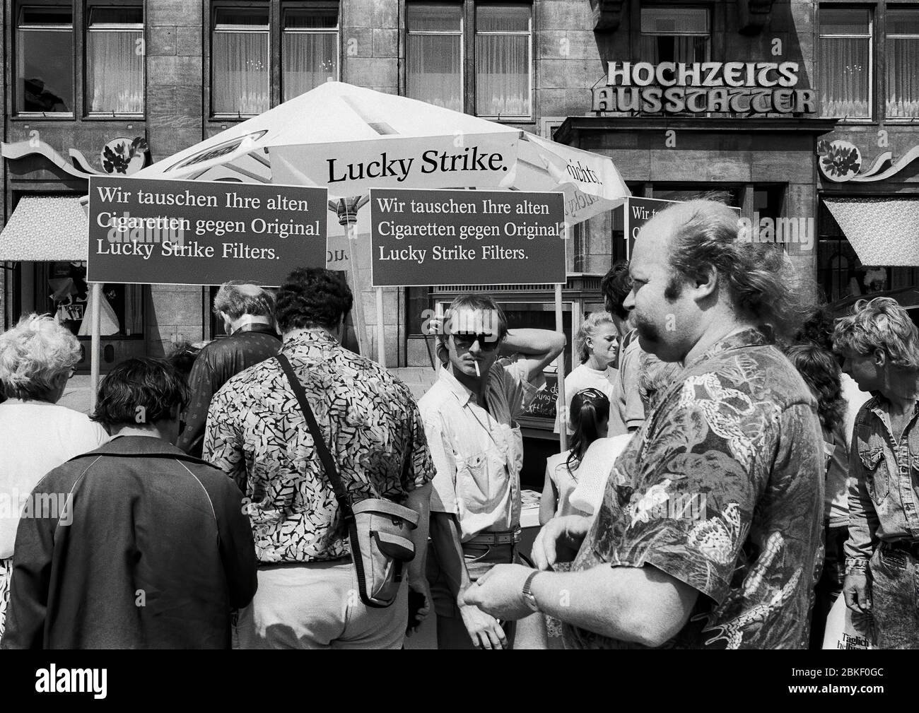 Währungsunion, westliche Marken, Zigaretten, zum Austausch an Straßenständen, Freiberg, Sachsen, DDR Stockfoto