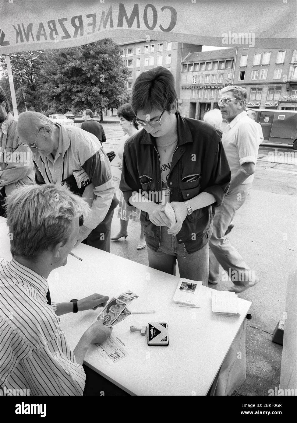Währungsunion, Zahlung der D-Mark an einem improvisierten Bankschalter, Dresden, Sachsen, DDR Stockfoto