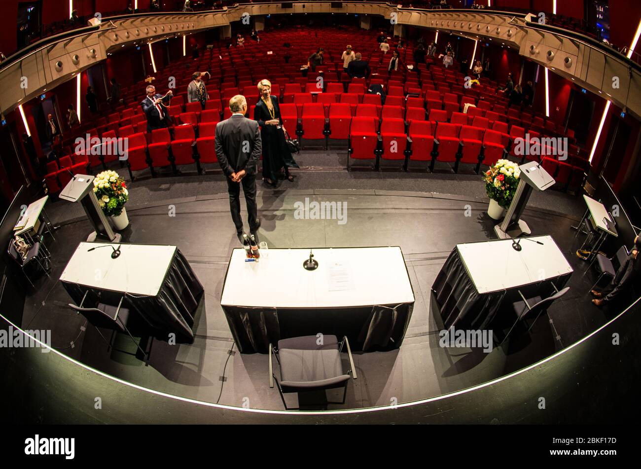 München, Bayern, Deutschland. Mai 2020. Der Münchner Stadtrat eröffnete aufgrund der Coronavirus-Krise seine neue Amtsperiode (Term) am Deutschen Theater. Das Theater erlaubte abwechselnd Sitzplätze für Beamte, die Öffentlichkeit und die Medien. Kredit: Sachelle Babbar/ZUMA Wire/Alamy Live News Stockfoto