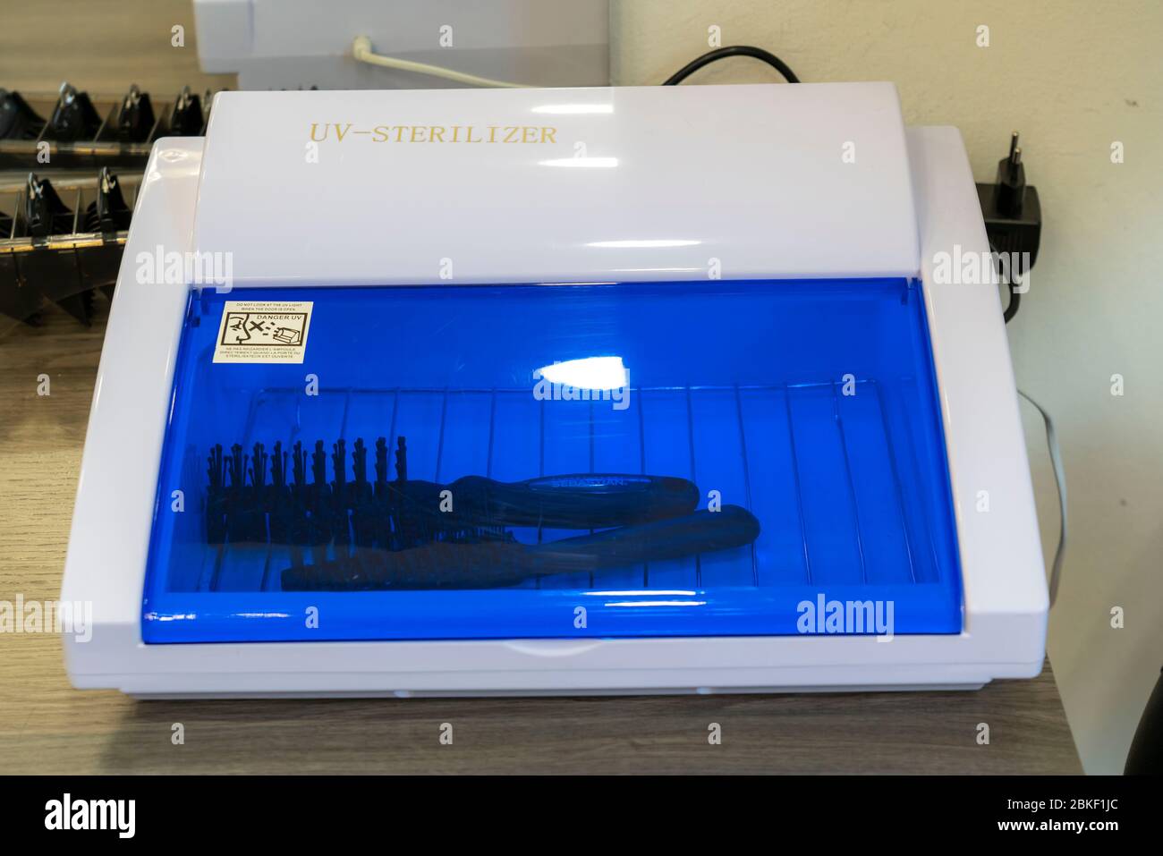 Friseursalon in Essen-RŸttenscheid, UV-Licht-Sterilisation von Friseurgeräten, Essen, NRW, Deutschland Stockfoto