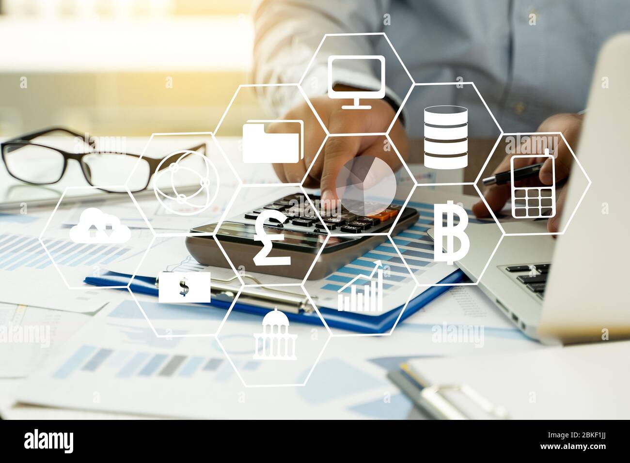 SALES MARKETING CONCECT, Customer Marketing Vertrieb Dashboard Grafiken und Business Marketing Team Diskussion Corporate Stockfoto